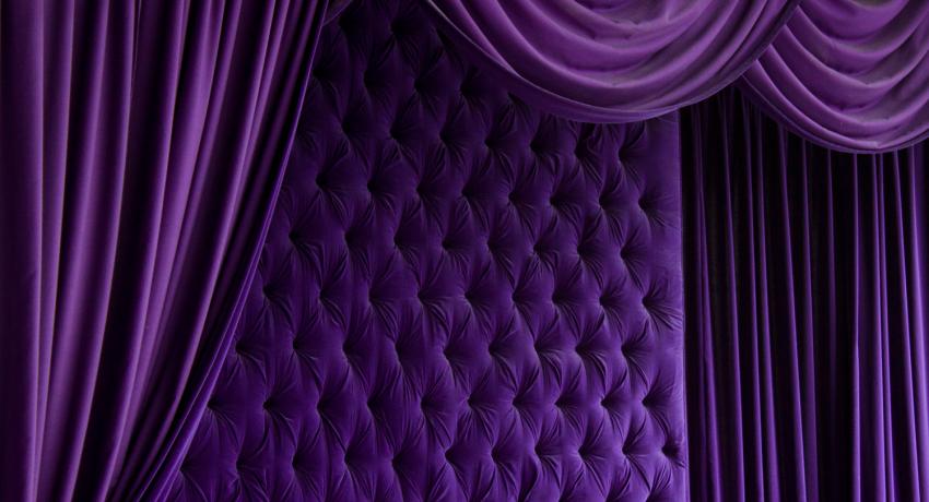 Fioletowa ściana tapicerowana głęboko z zasłonami